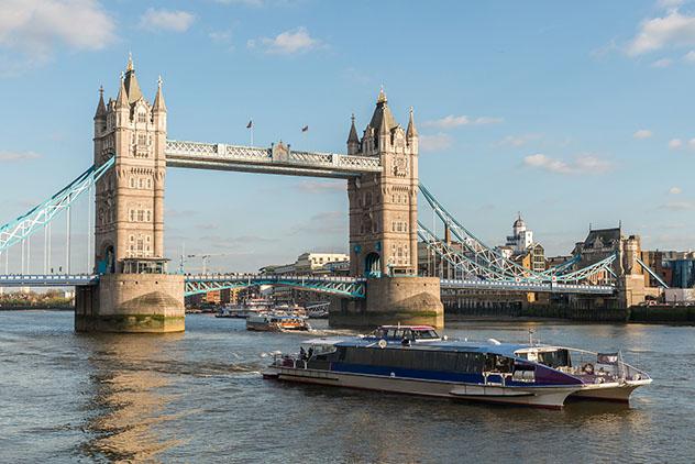 Para jugar a ver iconos de Londres a bordo de un Clipper por el Támesis, Ingalterra © gnoparus / Shutterstock