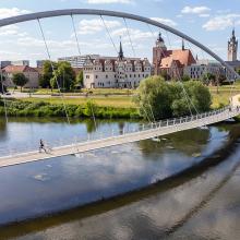 Puente sobre el río Elba en Dessau-Roßlau, Sajonia-Anhalt, Alemania.