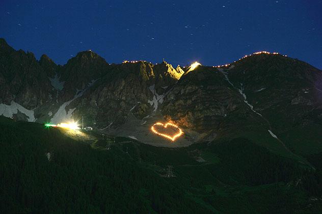 Celebración del solsticio de verano en las montañas del Tirol, Austria