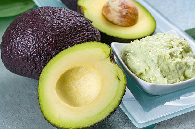 Cuidar el pelo con una mascarilla natural en un ‘spa’ en casa