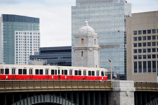 Tren en el puente sobre río Charles, Boston, Estados Unidos © ND700 / Shutterstock