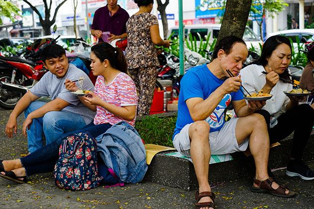 Un plato de ensalada de papaya en plena calle de CHCM, Vietnam © James Pham / Lonely Planet