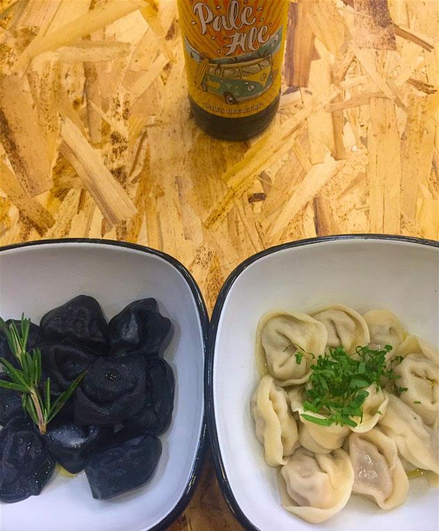 Cerveza y pasta rellena: un maridaje celestial de Lepim i Varim, en Moscú, Rusia © Megan Eaves / Lonely Planet
