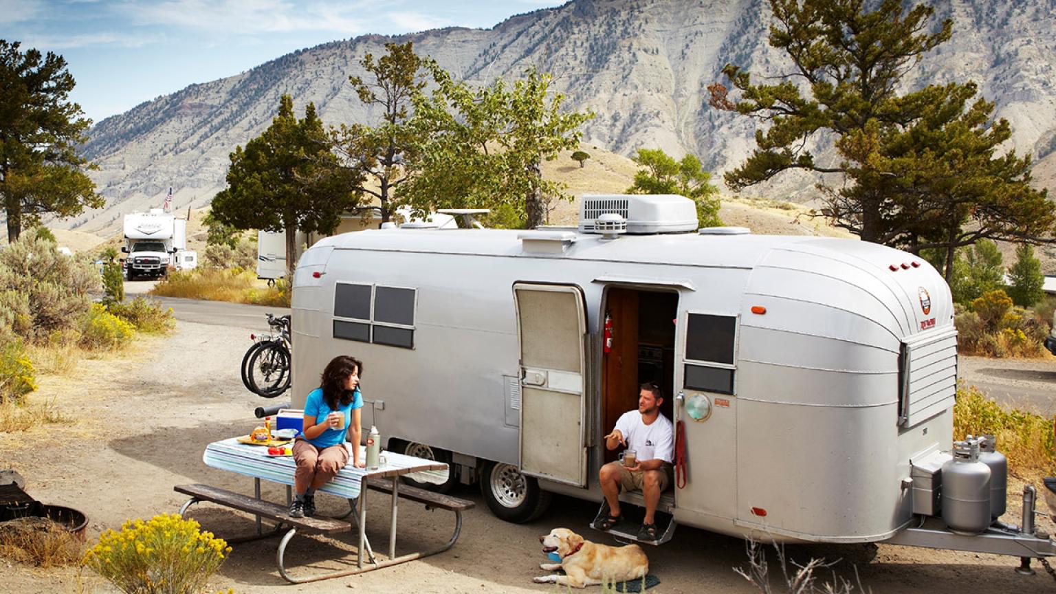 Pareja en una caravana en el Parque Nacional Yellowstone, EE UU