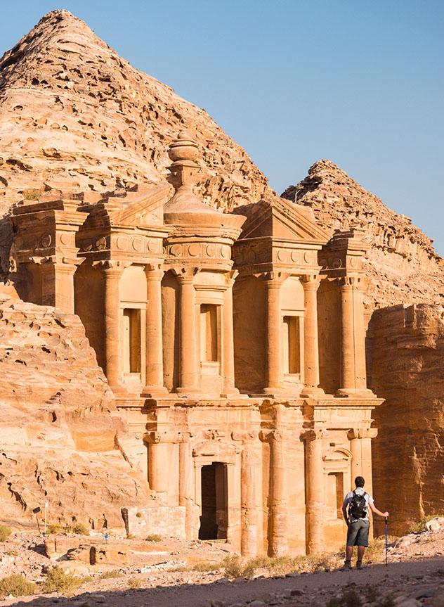 Es fácil que excursionistas y exploradores quieran ampliar el tiempo que pasan en Petra, Jordania © Justin Foulkes / Lonely Planet