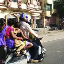 Familia de Jaipur en una moto, India