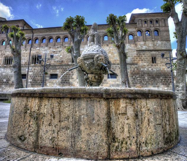 Fachada del Palacio de los Reyes de Navarra en la Plaza de San Martín, Estella, Navarra © www.estellaturismo.com