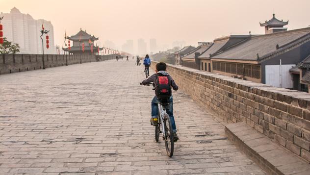 Recorrer en bicicleta la muralla de la ciudad, intacta, es ideal para ver Xi
