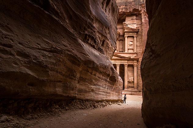 El admirable trabajo artesanal de los nabateos en la Siq de Petra, Jordania © Balint Kasza / 500px
