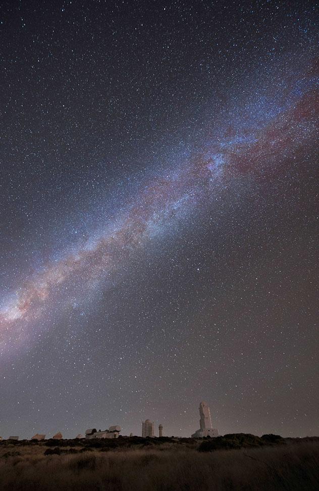 Vía Láctea en el observatorio del Teide, Tenerife, cielos oscuros y observación de estrellas