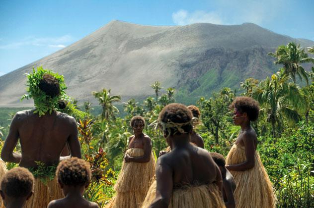 Tradicional danza kastom ante el volcán Yasur, isla de Tanna. Paulharding00/Shutterstock ©