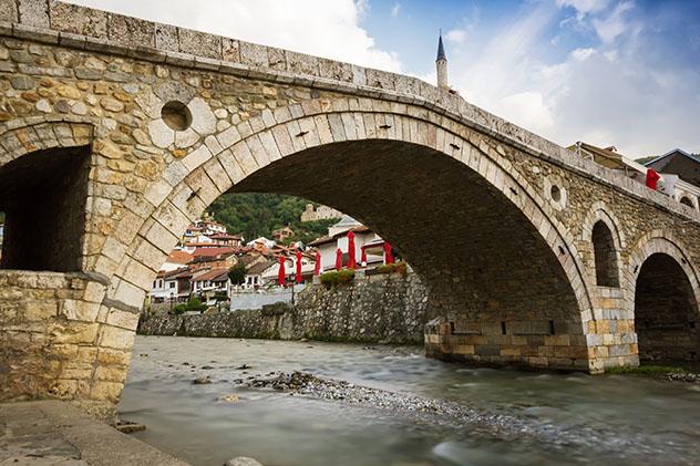 El puente de piedra en el corazón del casco antiguo de Prizren, Kosovo © Brilliant Eye / Shutterstock