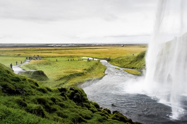 Tras las cascadas de Kirkjufell, Finlandia © Olana22 / Shutterstock
