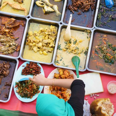 Comida callejera, mercado Kota Kinabalu, Malasia