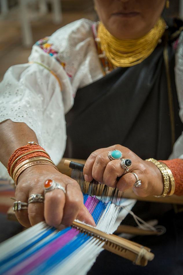 Luz Maria Andrango teje con un telar de cintura, un instrumento de la época de los incas, Ecuador © Philip Lee Harvey / Lonely Planet
