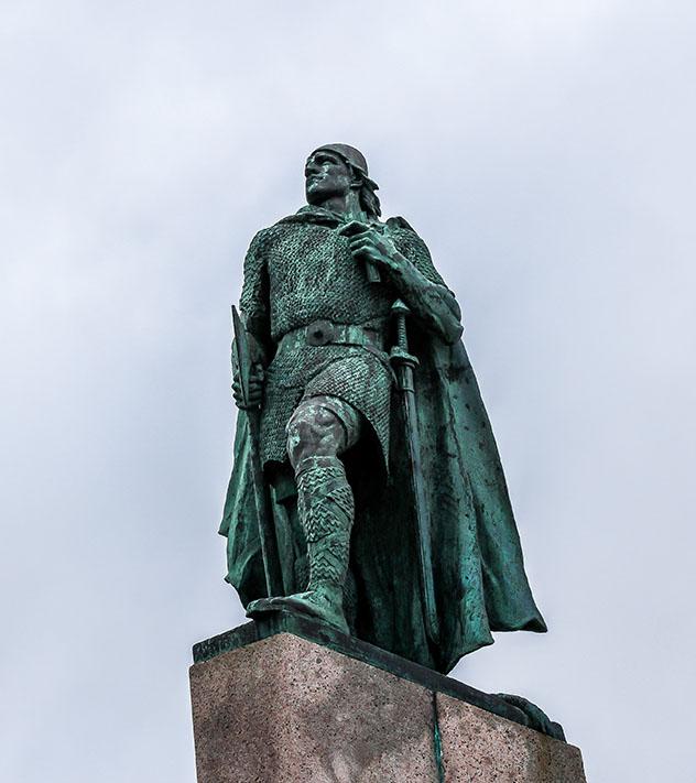 Estatua del explorador Leif Erikson frente Hallgrimskirkja en Reikiavik, Islandia