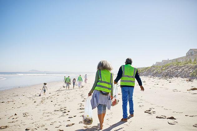Voluntariado de limpieza. Viaje sostenible Lonely Planet