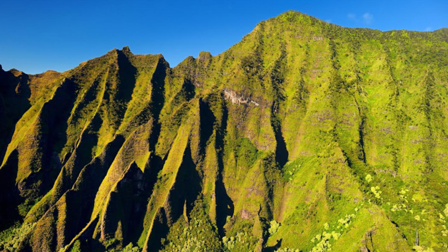 Vista aérea de la costa Na Pali, en Kauai, Hawái, EE UU