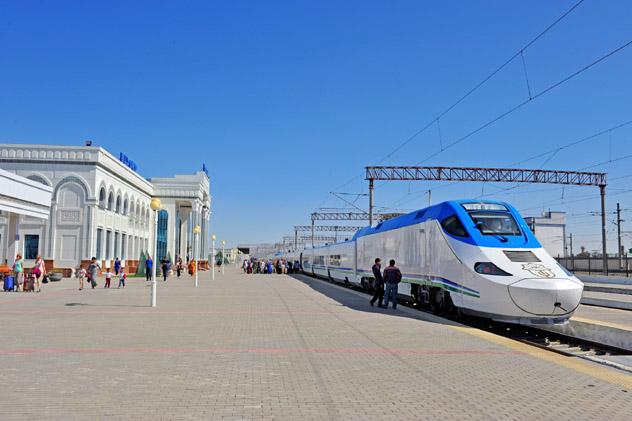 Estación de Bujará: el tren de alta velocidad que conecta Bujará y Samarcanda se inauguró en el 2016, Uzbekistán © Julia Drugova / Shutterstock