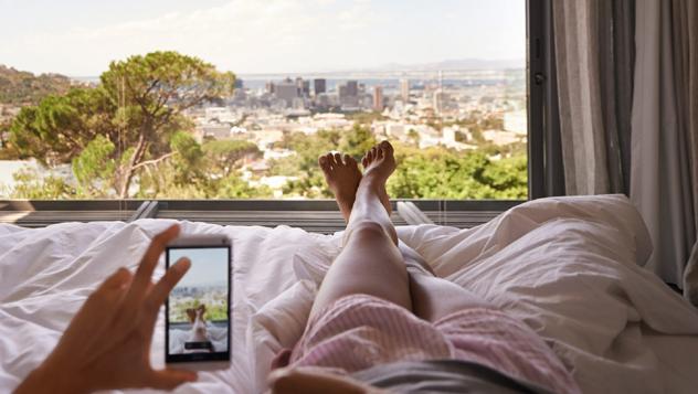¿No hay servicio de habitaciones? Da igual; cada vez más gente opta por un hogar lejos de su hogar © PeopleImages / Getty Images