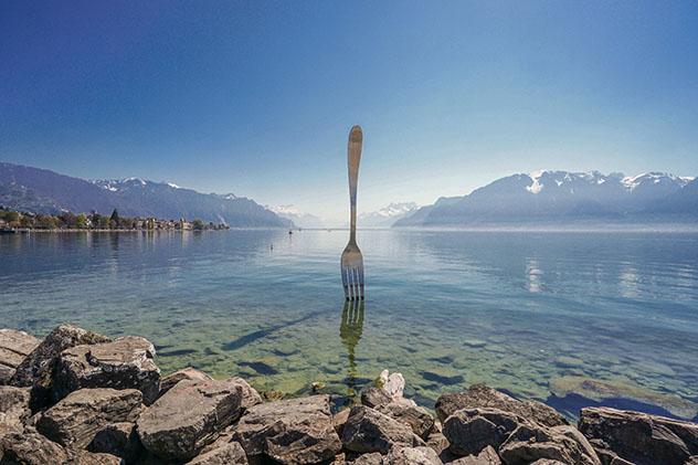 La escultura del tenedor gigante que emerge del lago Lemán en la gastronómica Vevey, Suiza © Prachaya Roekdeethaweesab / Shutterstock