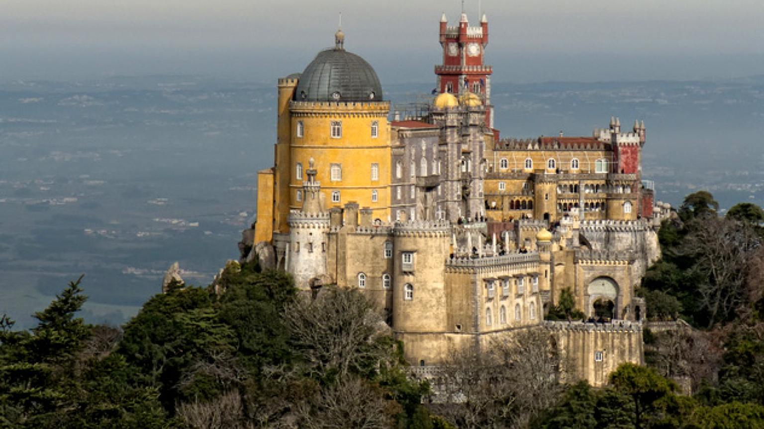 Palacio da Pena desde el Castelo dos Mouros, Sintra, Portugal