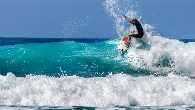 Un surfista cabalga las olas en la apacible Baja California © Javier García / Shutterstock