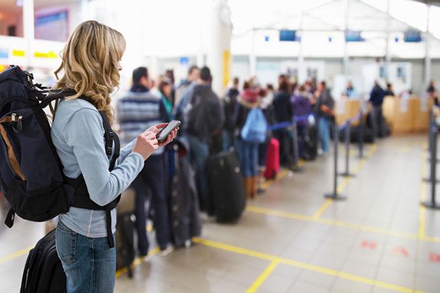 Seguro de viaje: viajera en el aeropuerto