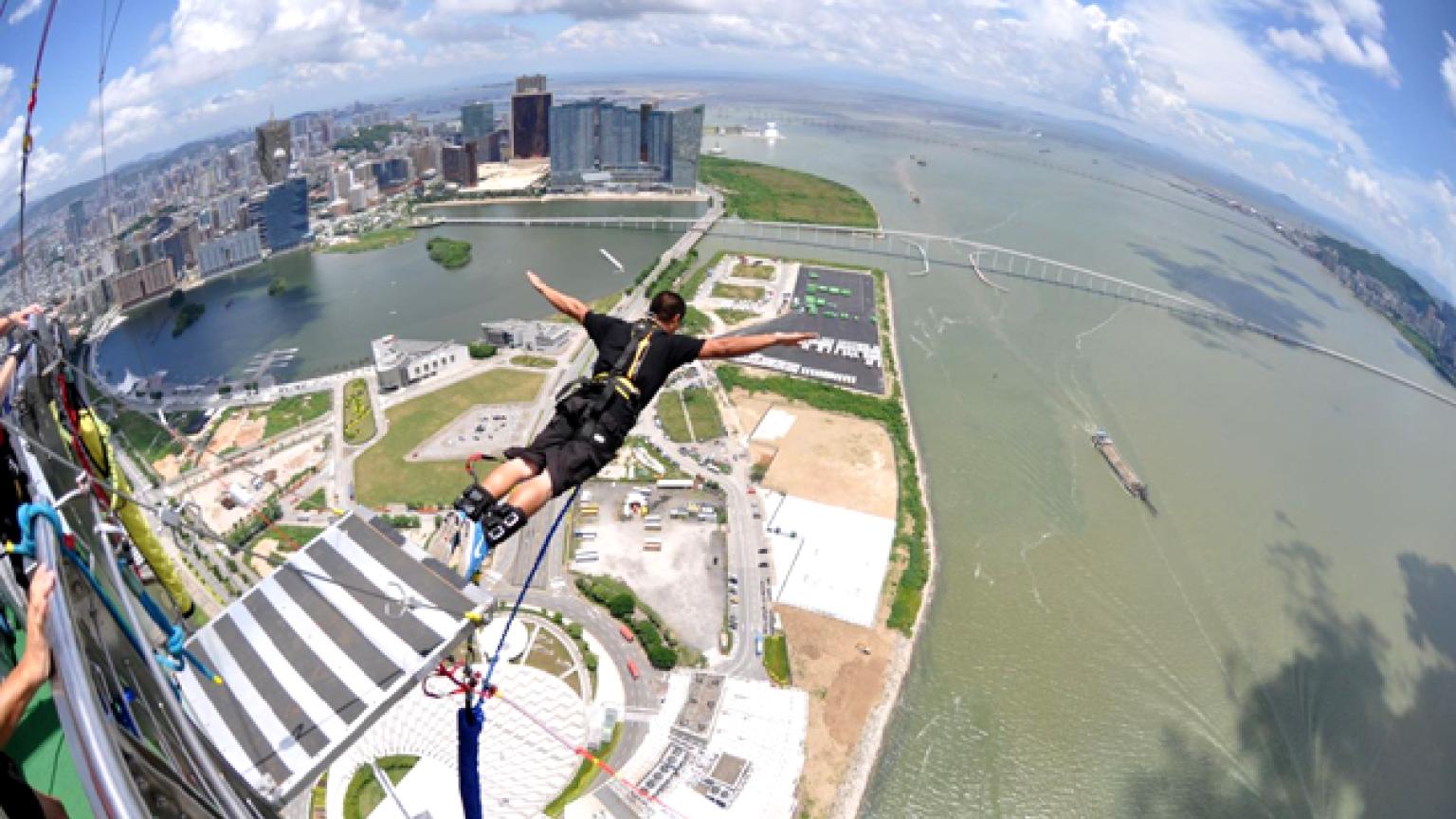 'Puenting' en la Macau Tower, Macao, China