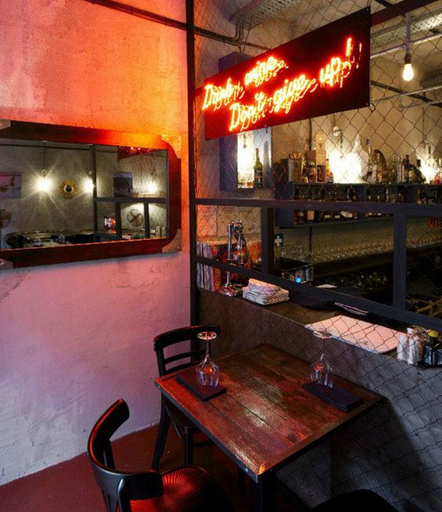 Vinny Shkaf (bodega), un sitio genial para tomar vinos y cenar, San Petersburgo, Rusia © Ksenia Elzes / Lonely Planet