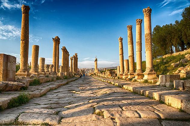 Retroceder al pasado entre las columnas de las ruinas romanas de Jerash, Jordania © lkpro / Shutterstock