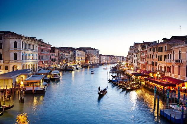 Los románticos canales de Venecia no son el mejor lugar para compartir con una pareja, Italia © Matt Munro / Lonely Planet