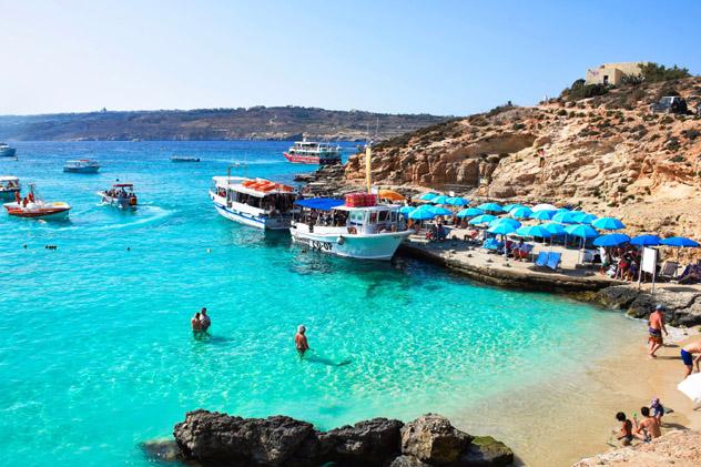 Playa la Laguna Azul, Comino, Malta © Emma Shaw / Lonely Planet