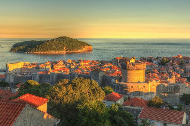 Puesta de sol en Dubrovnik: casco antiguo e isla Lokrum