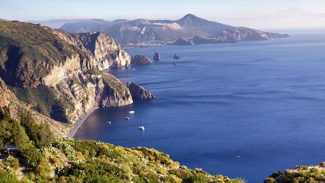 Vistas de Vulcano desde la costa oeste de Lipari en el idílico archipiélago eolio © Matt Munro / Lonely Planet