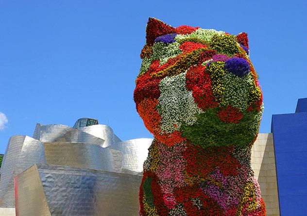 Puppy, de Jeff Koons, ante el Museo Guggenheim Bilbao, Casco Viejo de Bilbao, País Vasco, España © Pixachi / Shutterstock