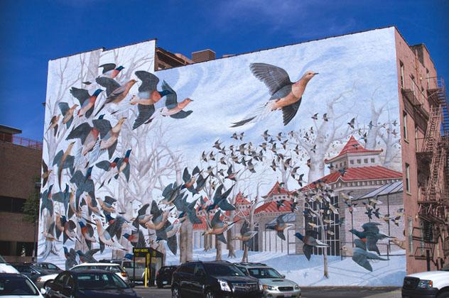 El enorme mural de John A. Ruthven rinde homenaje a Martha, la última paloma pasajera, Cincinnati, EE UU © www.artworkscincinnati.org