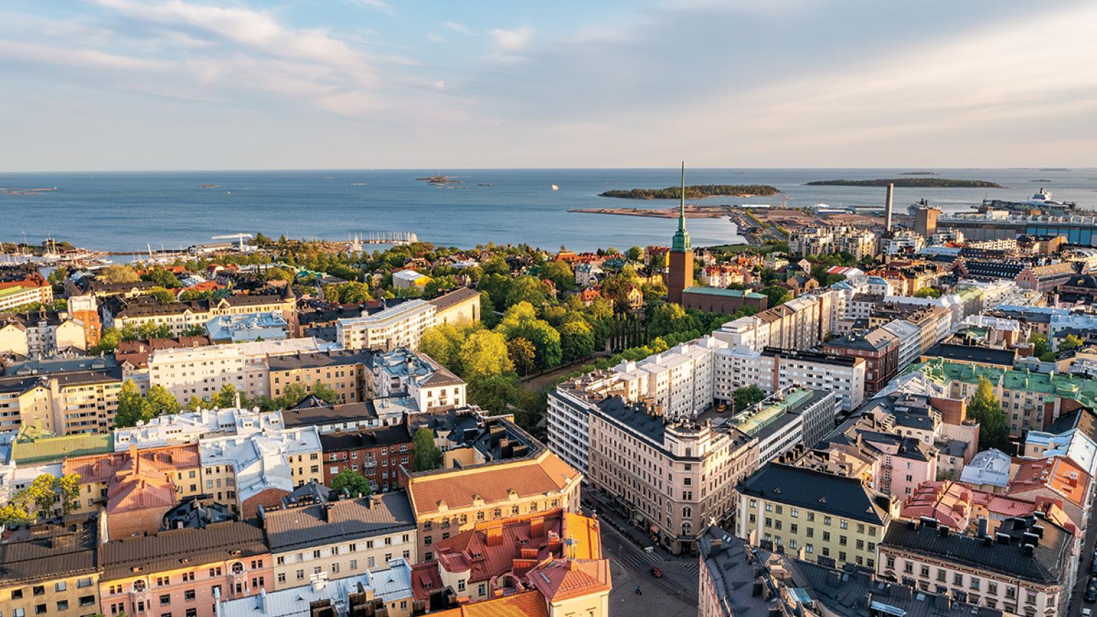 Hermoso paisaje urbano de verano de un dron. Helsinki. Finlandia