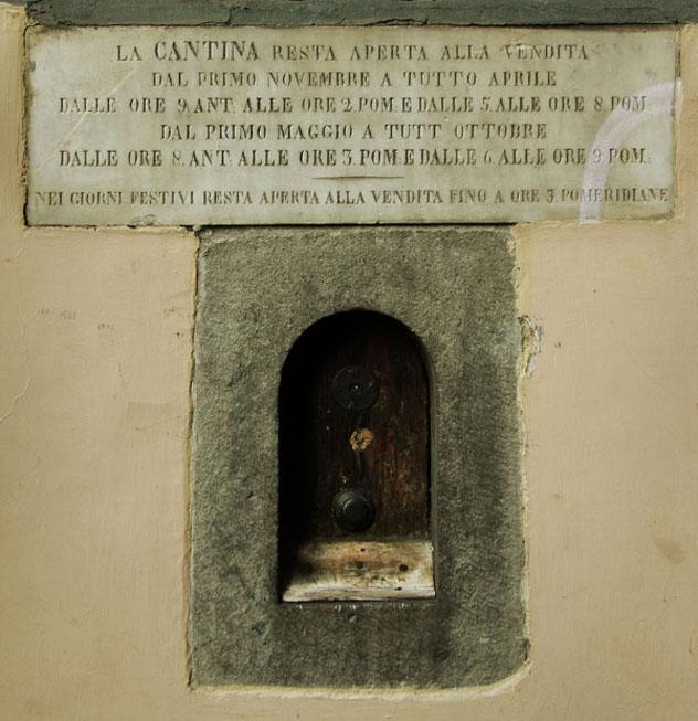 Ventanilla para comprar vino, Palazzo Viviani, Florencia © wwwfirenzemadeintuscany.com