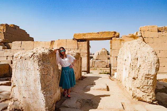 Mujer vijaera en Luxor, Egipto