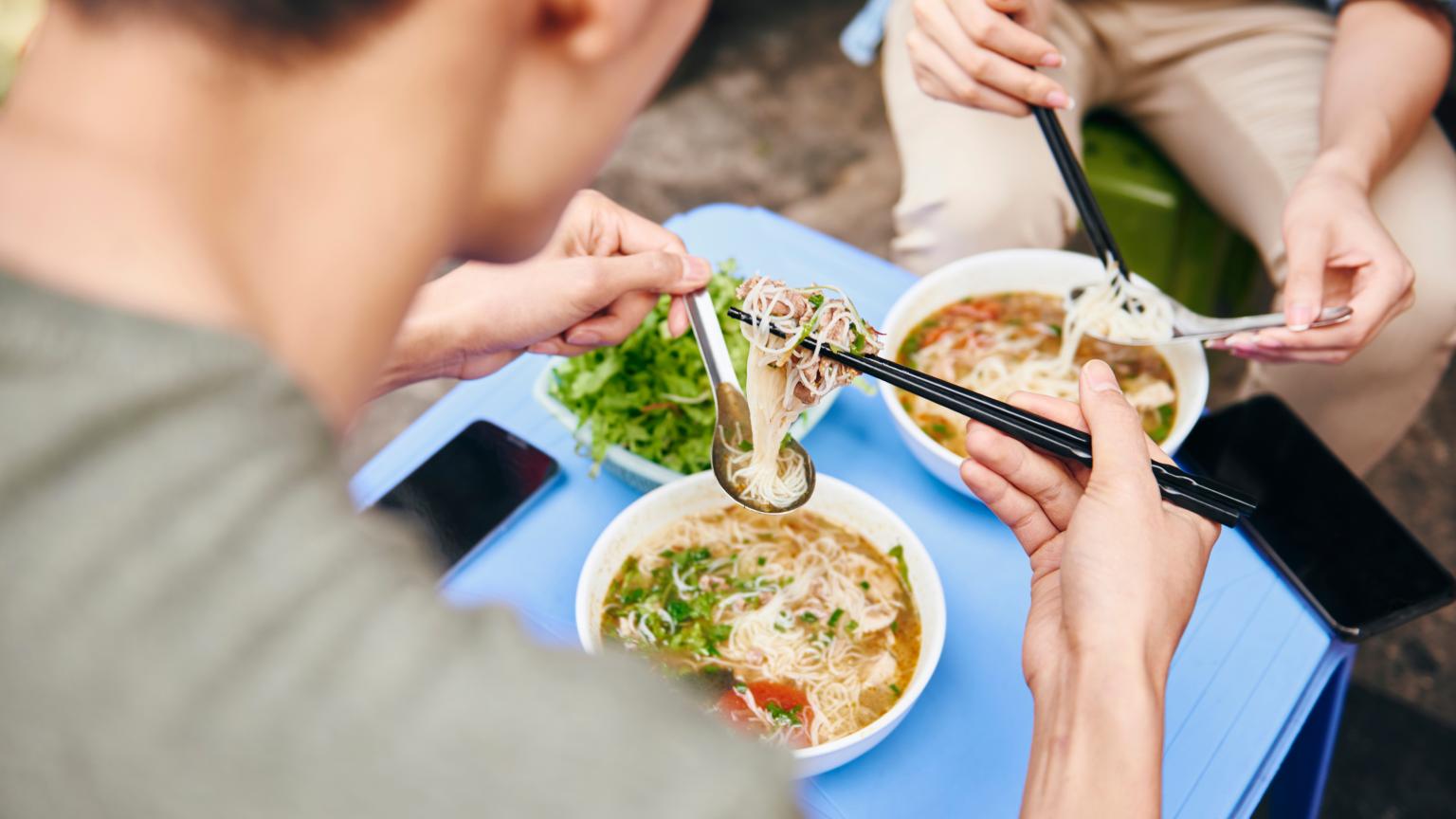 Comiendo un plato de 'pho'. 