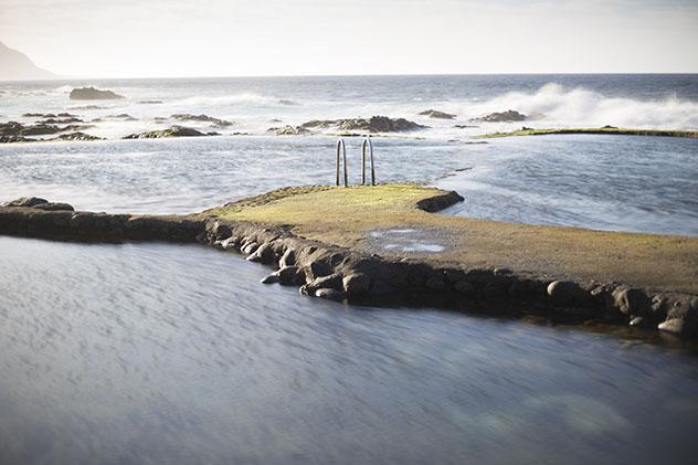 Turismo sostenible: diversidad. Una piscina natural de La Maceta, en El Hierro, Canarias, España