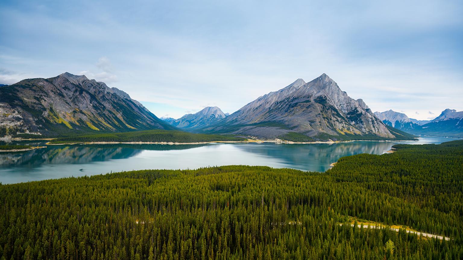 Vista Aéreas de las Montañas Rocosas con el lago y el bosque de pinos en el parque nacional en la Columbia Británica, Canadá