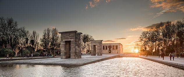 Templo de Debod al atardecer, Madrid, España © Pablo Angel Colina Cevas / Shutterstock