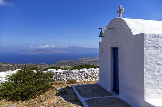 Una solitaria capilla cimera con vistas a la isla de Iraklia, Pequeñas Cícladas, islas griegas, Grecia © kokixx / Shutterstock