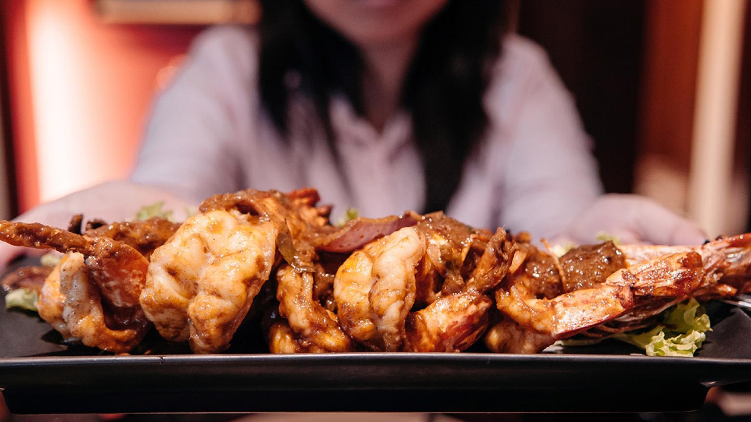 Langostinos fritos, gastronomía de Singapur