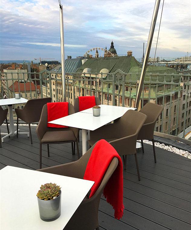 Vistas de Budapest desde el bar de azotea St Andrea Wine &amp; Sky Bar