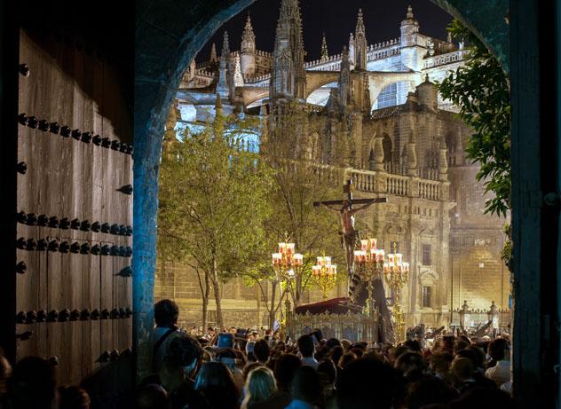 Procesión de Semana Santa en Sevilla, Andalucía, España © Manual Focus 94 / Shutterstock