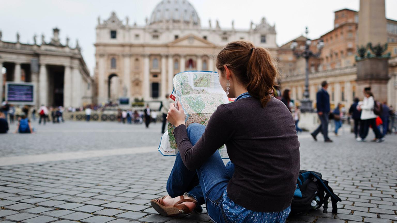 Mujer viajera sola en plaza San Pedro, Ciudad del Vaticano, Italia