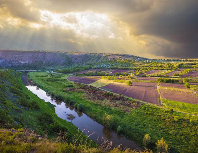 El río Răut en las inmediaciones del monasterio de Orheiul Vechi, Moldavia © Alex Mit / Shutterstock